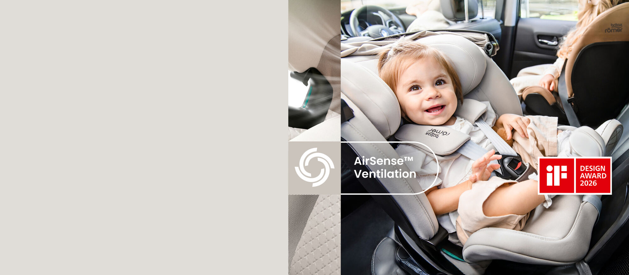 Kleinkind gesichert im Britax R&ouml;mer SWIVEL-GROW MAX AIR Kindersitz im Fahrzeug, mit AirSense&trade;-Bel&uuml;ftungsdetails und iF Design Award 2026 Siegel.