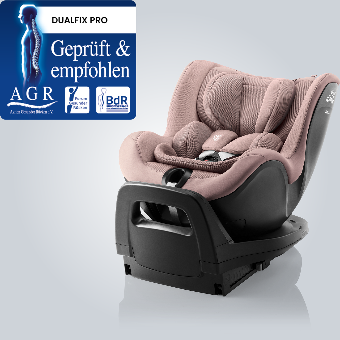 DUALFIX PRO in Dusty Rose, ein um 360&deg; drehbarer Babysitz mit tiefen Seitenwangen und integrierter Basis, in schr&auml;ger Vorderansicht dargestellt mit dem &bdquo;Gepr&uuml;ft & Empfohlen&ldquo;-Siegel der Aktion Gesunder R&uuml;cken e.V.