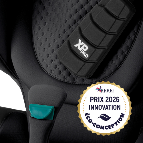Nahaufnahme des Britax R&ouml;mer KIDFIX PRO Kindersitzes mit hoher R&uuml;ckenlehne, der das Eco-Design Innovation 2026 Award-Logo und die charakteristische 3D-Sternpr&auml;gung der LUX collection hervorhebt.